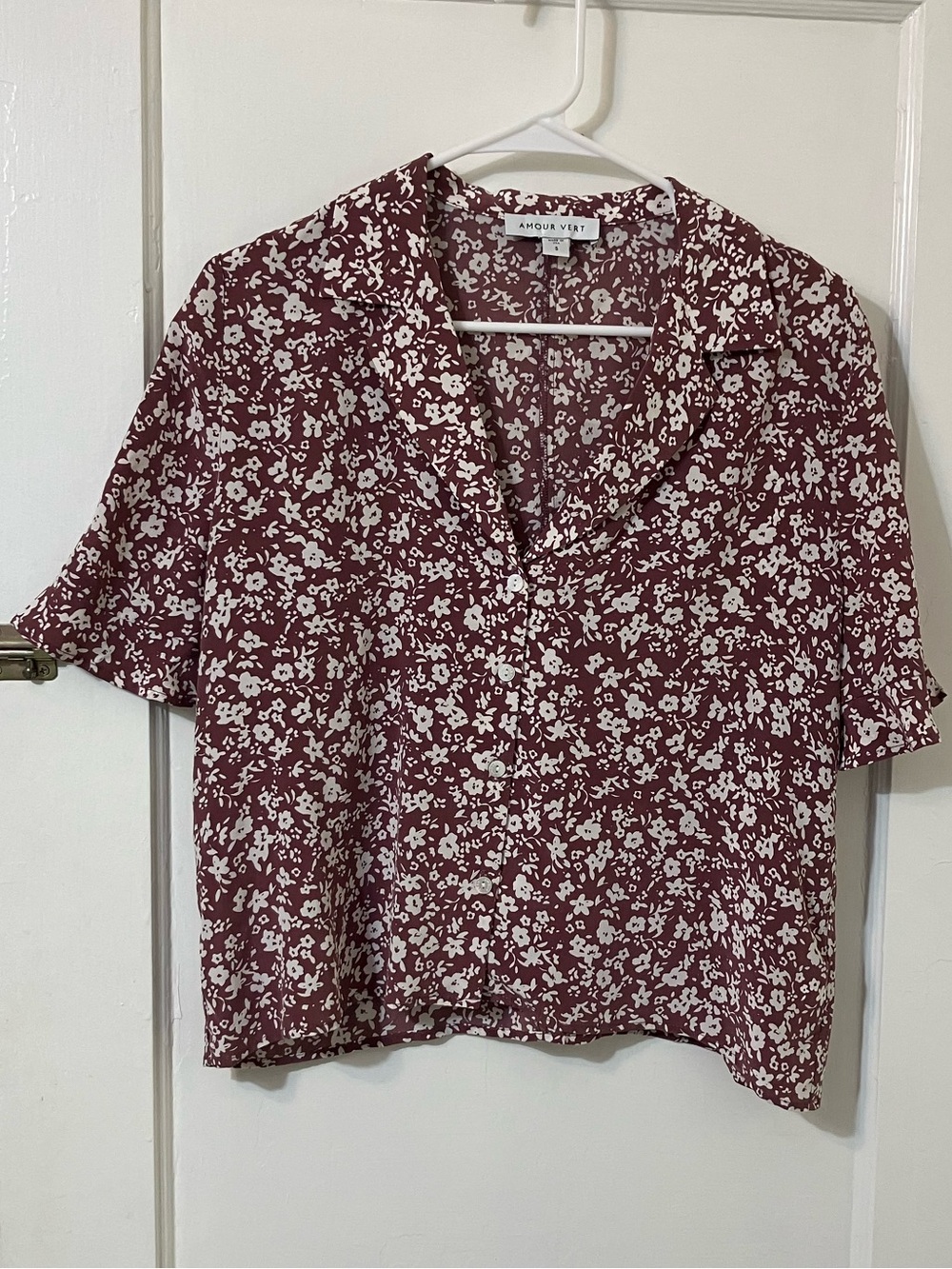 Amour Vert Burgundy and White Floral V-Neck Blouse 100% silk, size small